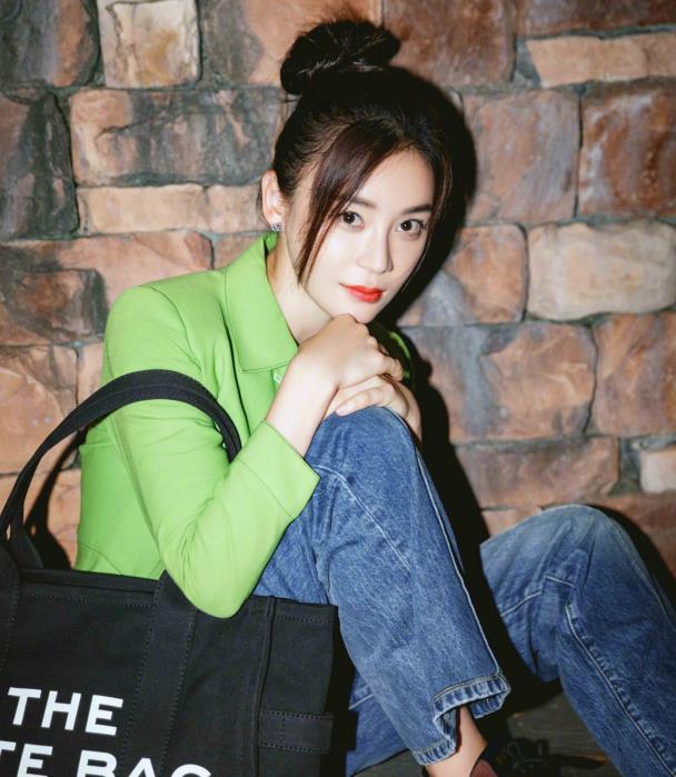 虽然袁姗姗的父亲在参加节目时表示女儿是学校的校花,但大家审美不同