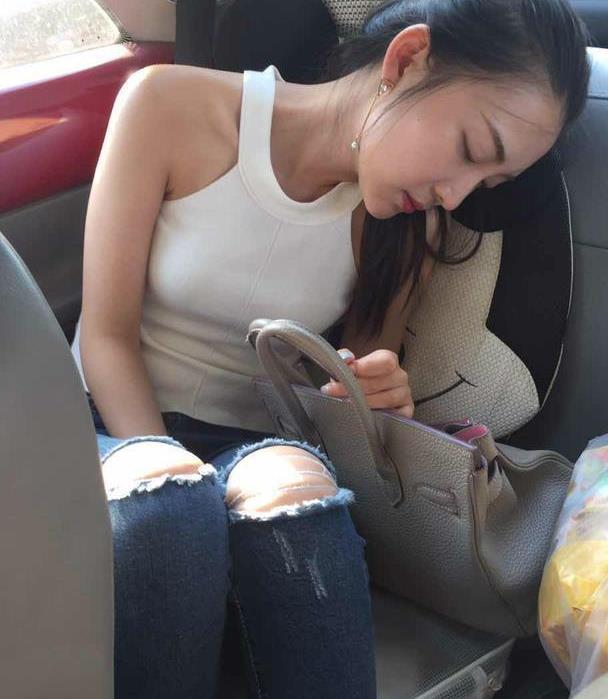 德云社烧饼官宣妻子怀二胎,饼嫂虽然长相很网红,但是打扮却甜美