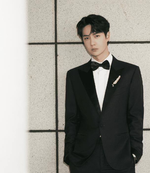 不愧是"行走的衣架子",王一博穿上黑西装,三七分比例太绝了