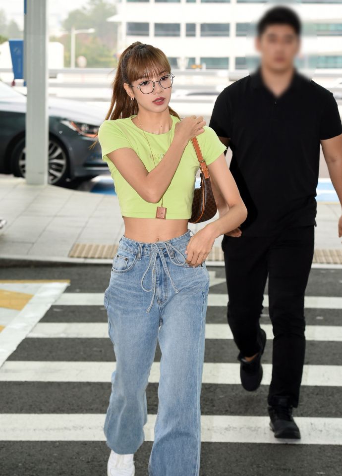 lisa 身穿墨绿色露脐t恤搭配牛仔裤,尽显青春靓丽,俏皮可爱