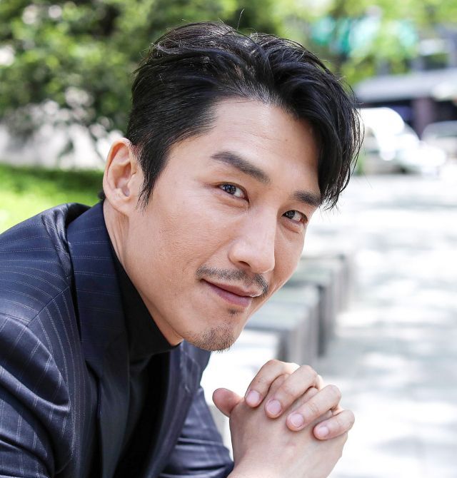 池贤宇穿黑色条纹西装帅气逼人 单手托腮上演迷人"侧颜杀"