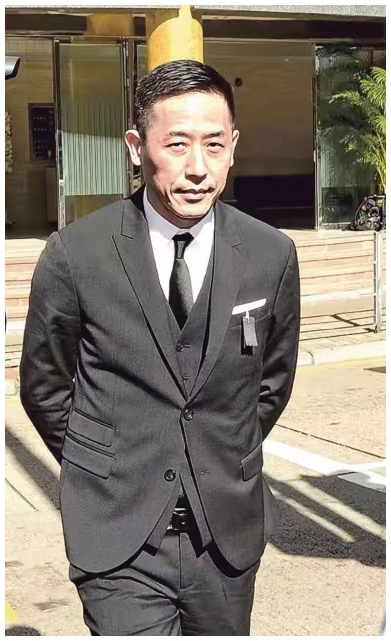 21岁出道31岁成名47岁患抑郁症离世张国荣一生辉煌又灰暗