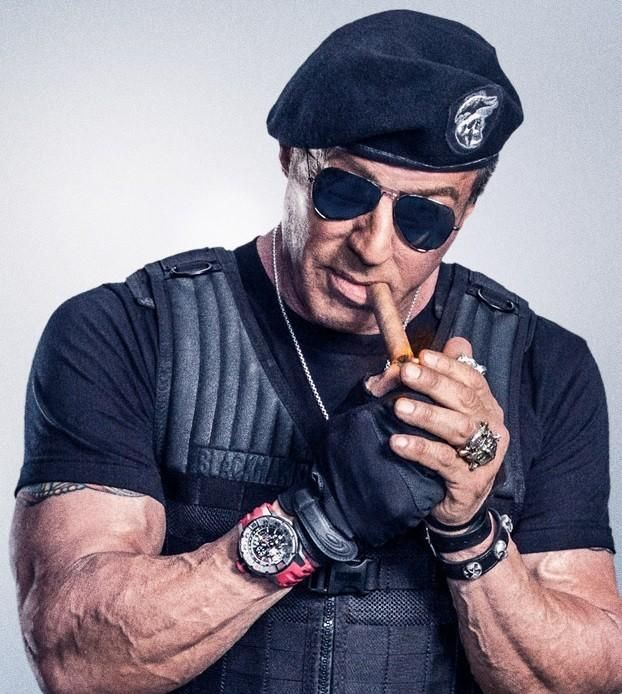 动作戏也是很好的敢死队2是由西蒙·韦斯特执导,西尔维斯特·史泰龙布