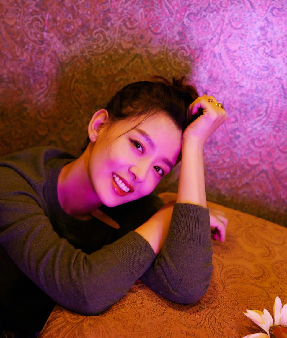 周奇奇身穿针织衫碎花裙搭配英伦鞋,尽显温婉与甜美