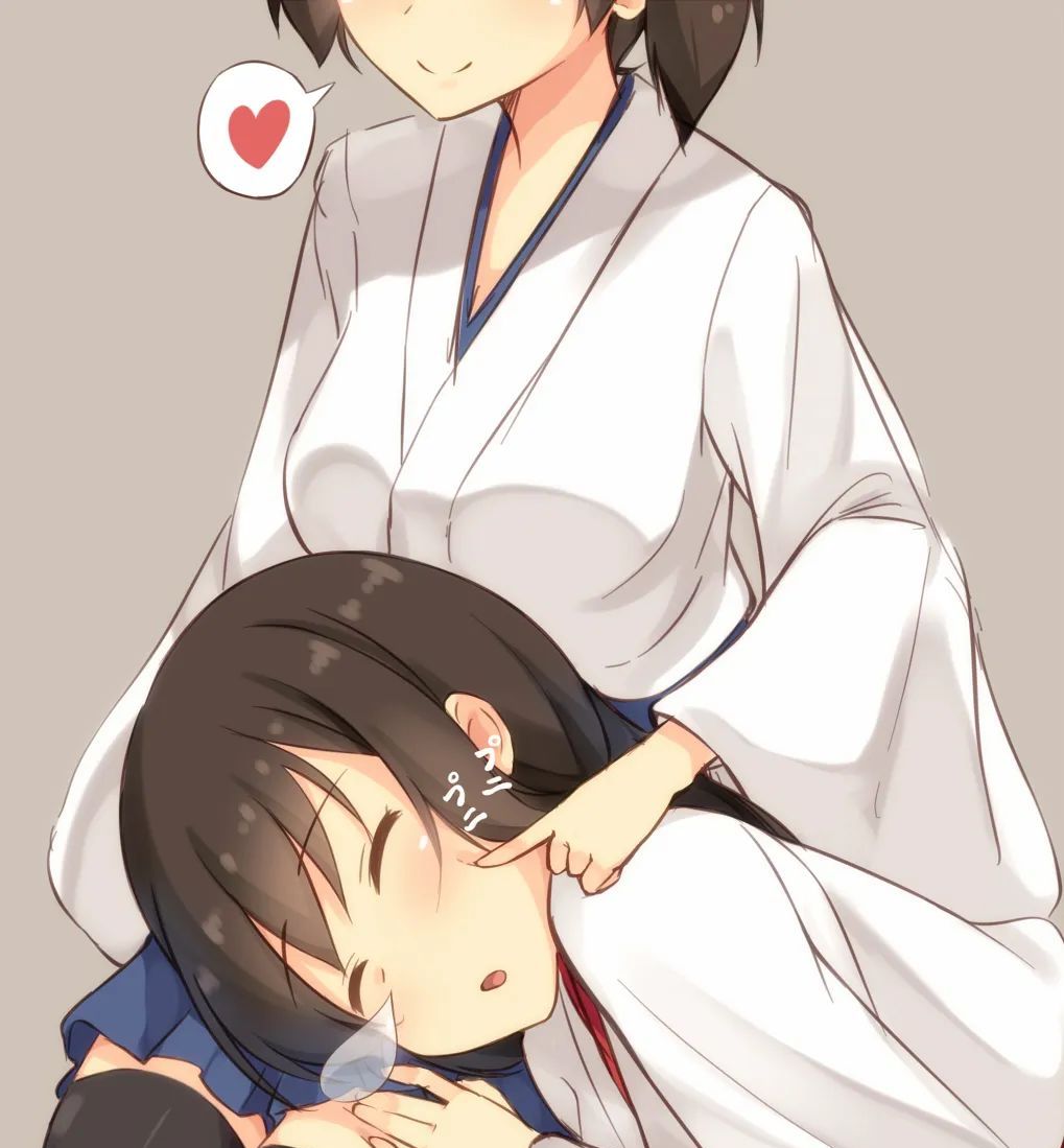 日本有名动漫插画大师画的偎依在大腿上的插画壁纸,充满温馨和爱