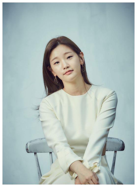 朴素丹拍摄一组近照打扮简约甜美长发披肩楚楚动人