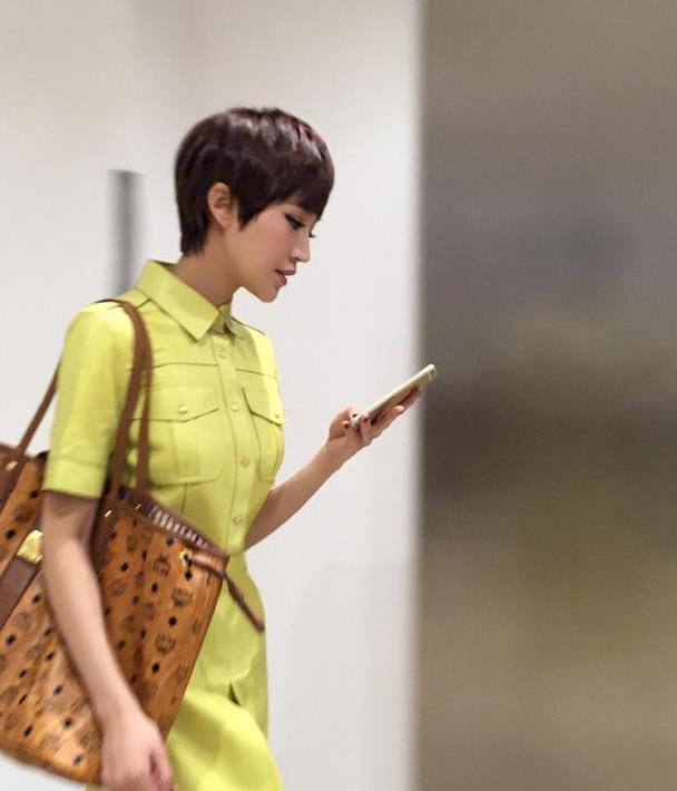 陆毅和鲍蕾真是太幸福了一家四口拍全家福全家颜值都好高