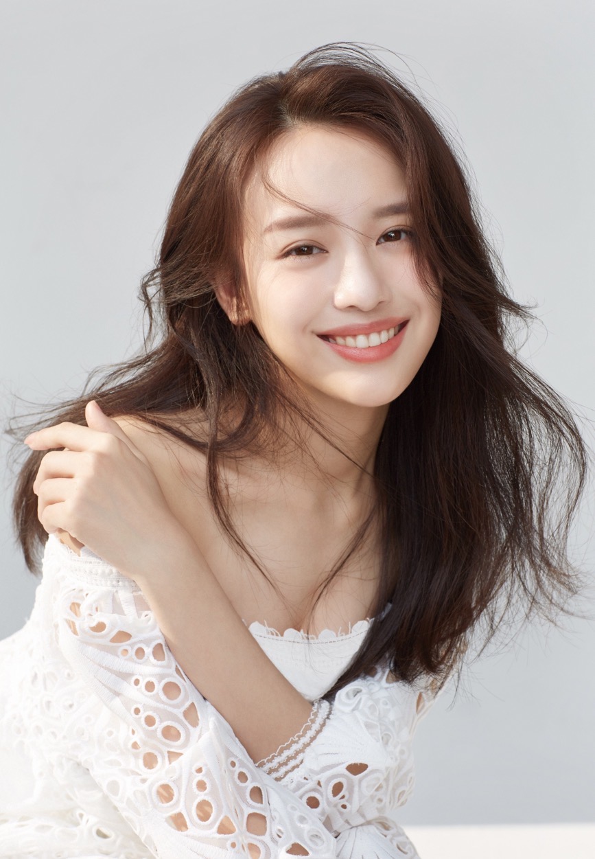 罗秋韵剧中爱情难题再升级 职场穿搭被种草