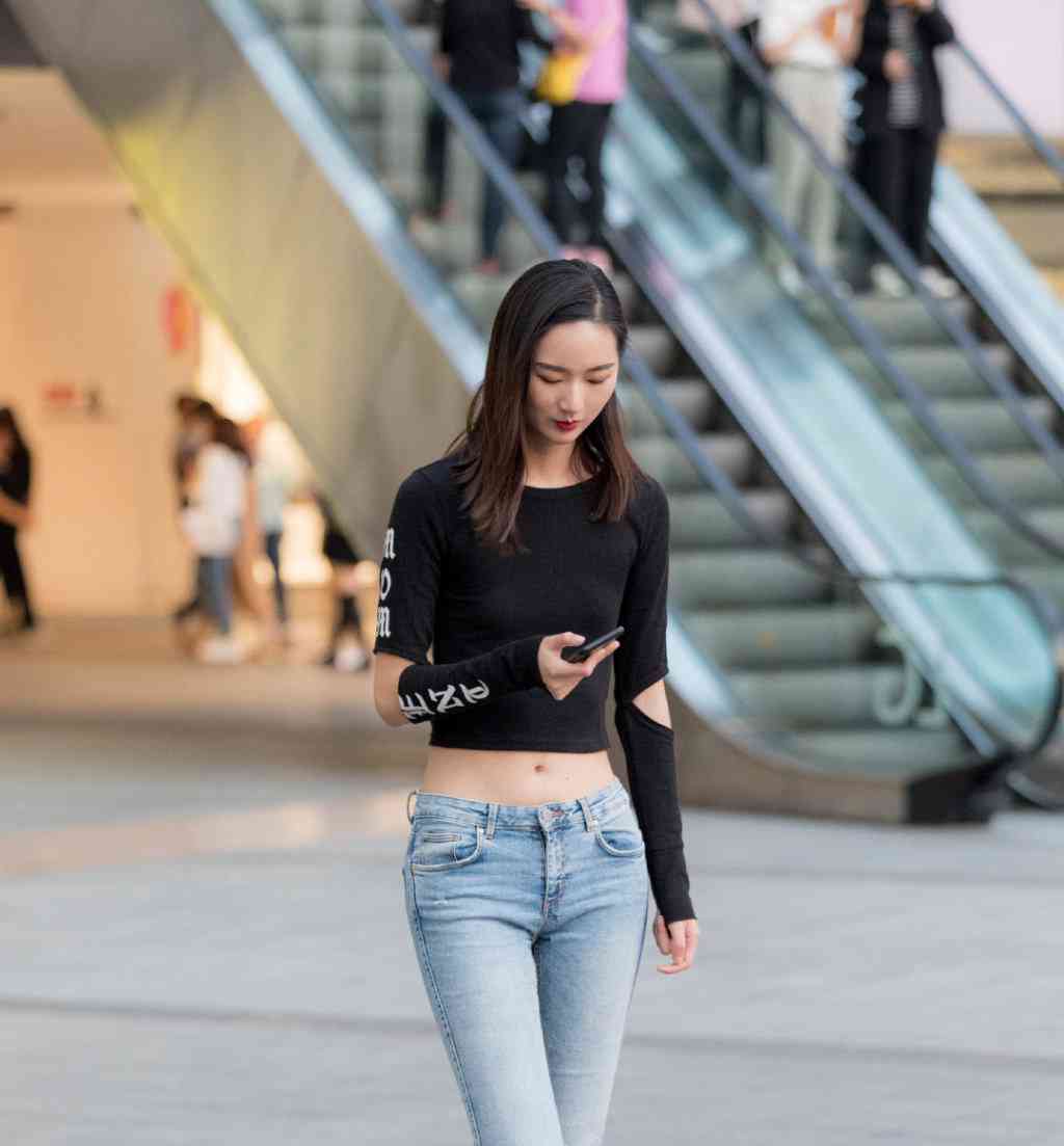 美女用一件修身的低腰牛仔裤,显得腿是格外的细,秀出小蛮腰_高清图集_