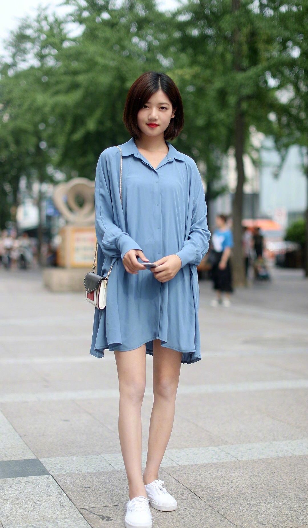 街拍:衬衫裙清新飘逸,简约时尚显腿长,成为美女的穿搭首选