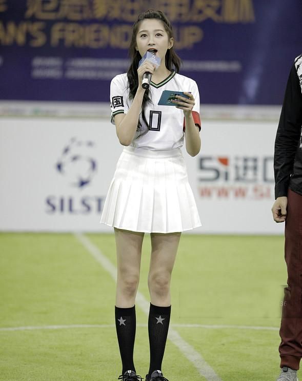 关晓彤化身0号足球宝贝女神范十足太秀美