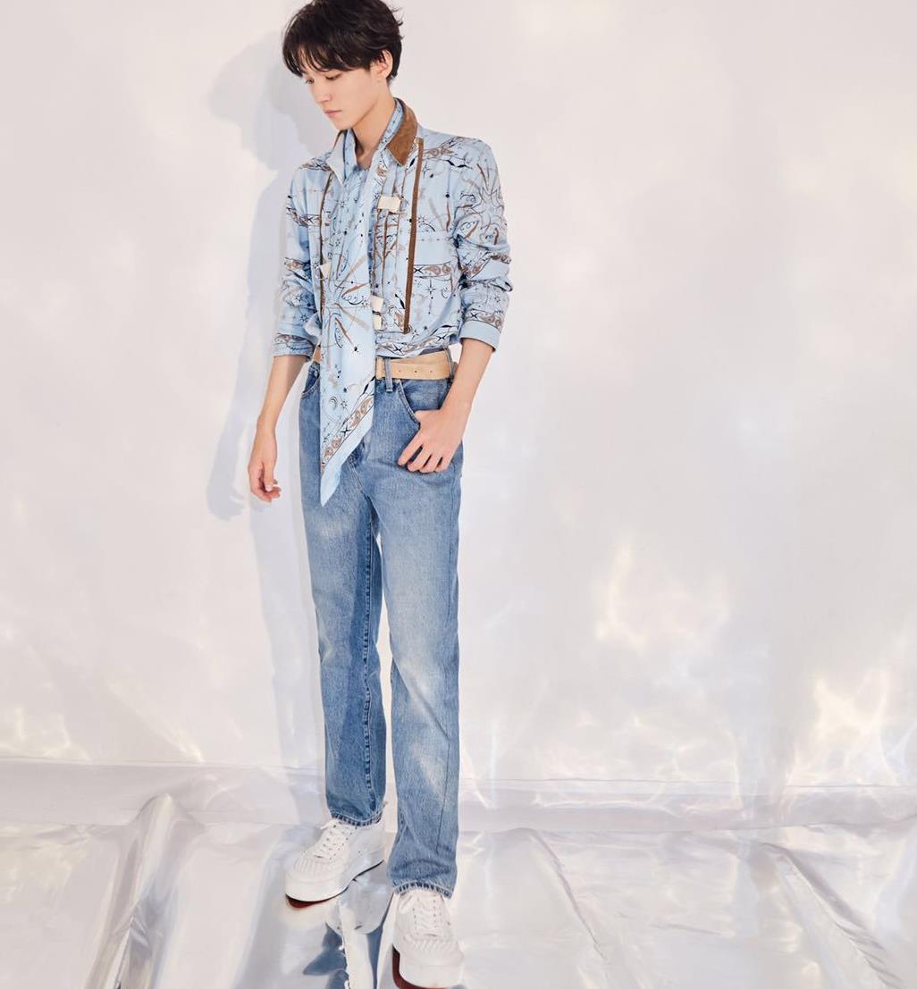 王俊凯最新活动造型 王俊凯蓝色条纹衬衫+西装造型……|王俊凯|造型|条纹_新浪新闻