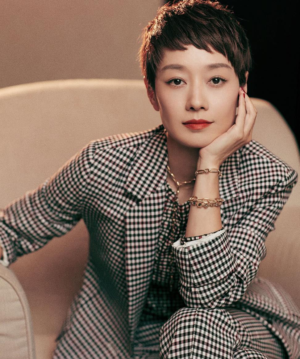 马伊琍ol风造型,一身"千鸟格"元素西装,气场十足又美得大气