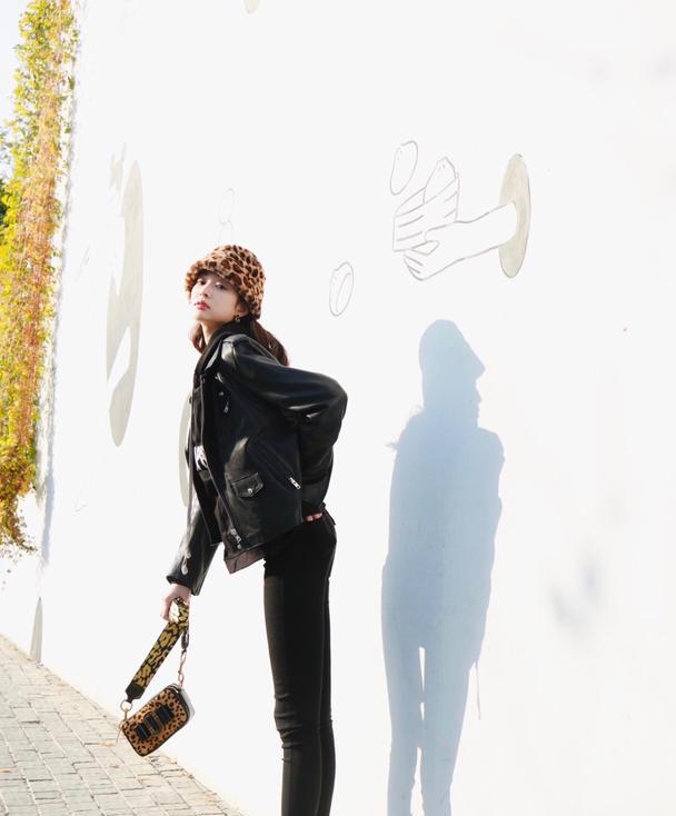 盖玥希的腿一般人模仿不来皮衣配长裤看似很休闲豹纹帽最吸睛