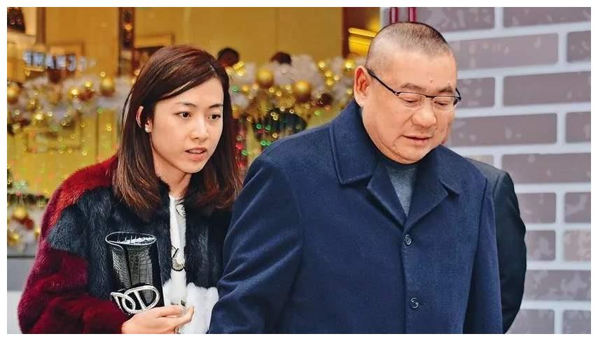 2001年,21岁的小报记者甘比采访刘銮雄,15年后,她成了香港女首