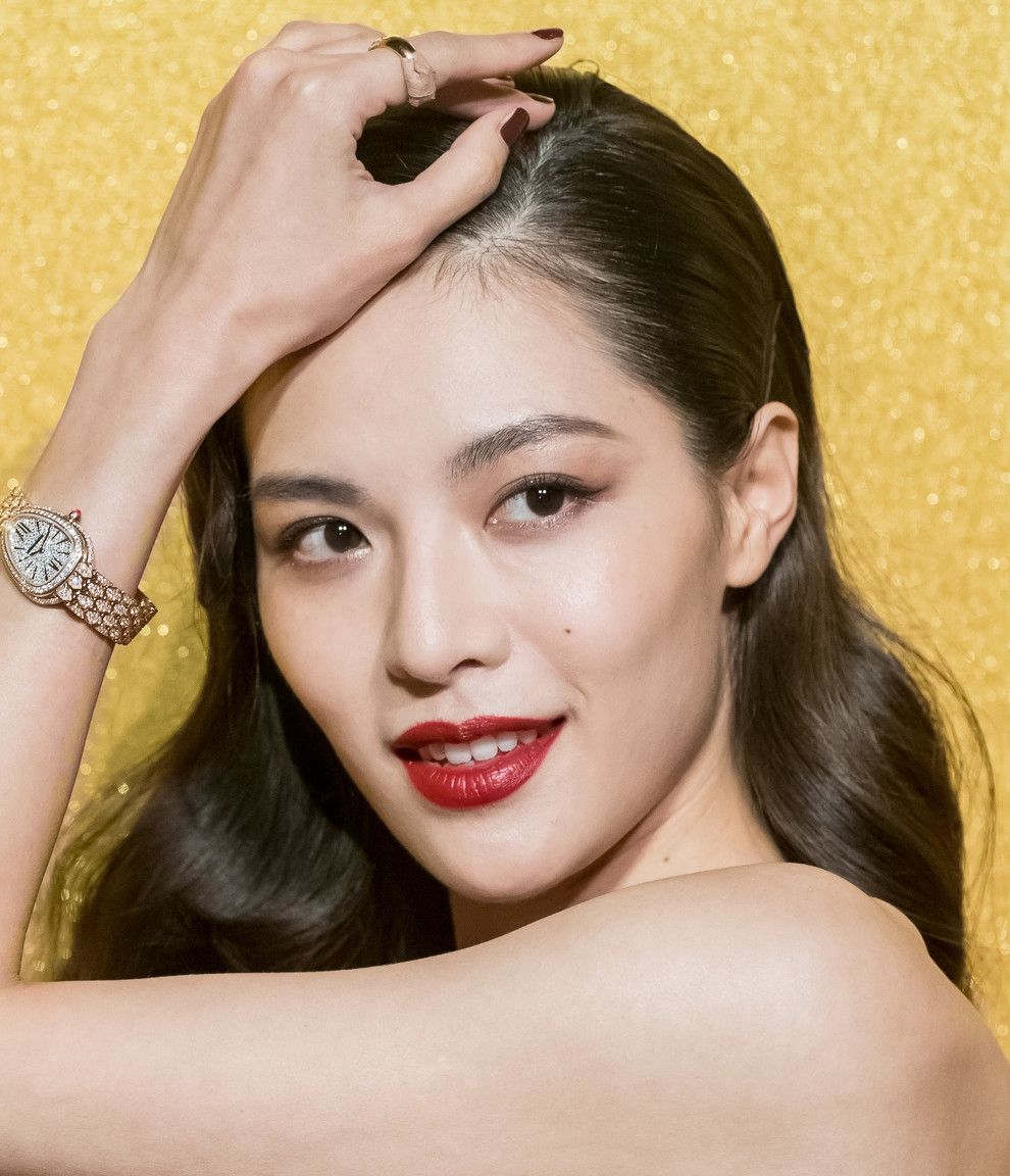 钟楚曦红唇复妆容拍摄画报,眉眼间满是风情