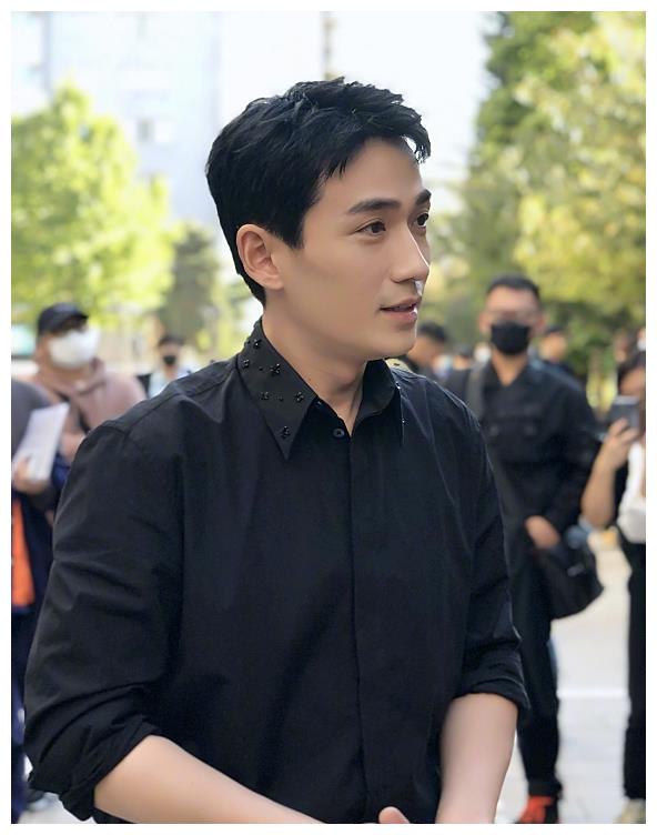 朱一龙现身北电参加校庆，路透照下这颜值，真的有32岁？休闲区蓝鸢梦想 - Www.slyday.coM