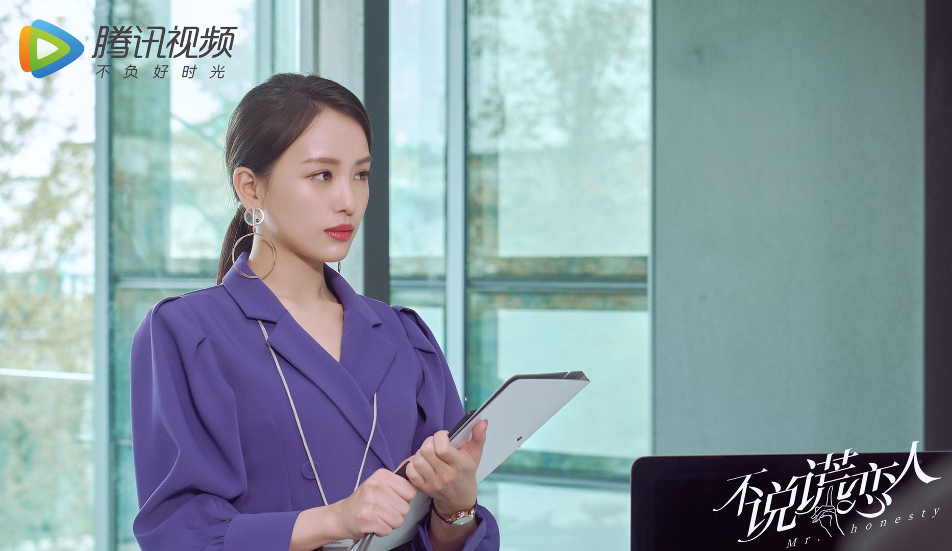 罗秋韵剧中爱情难题再升级 职场穿搭被种草