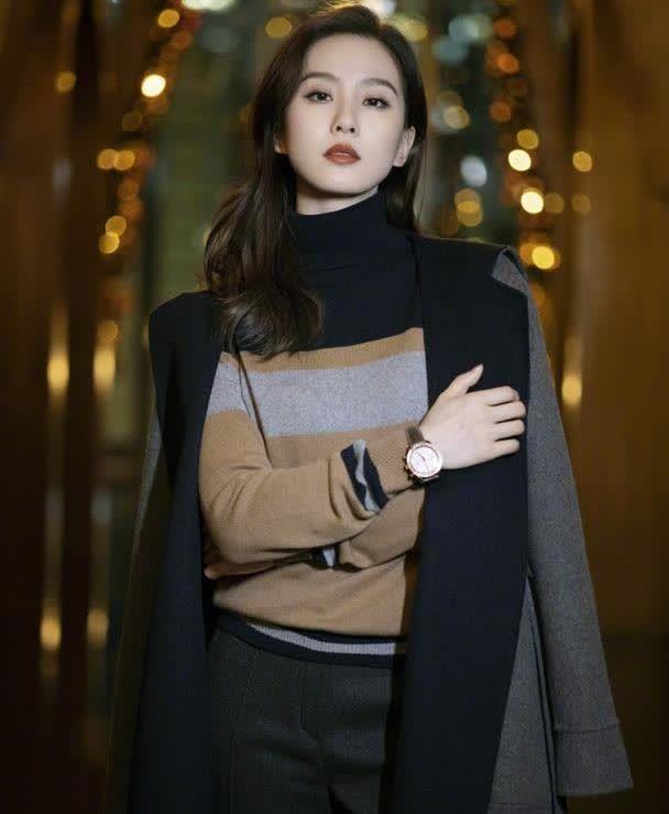 刘诗诗的气质太绝了,穿毛衣也有"贵族感",美得移不开眼