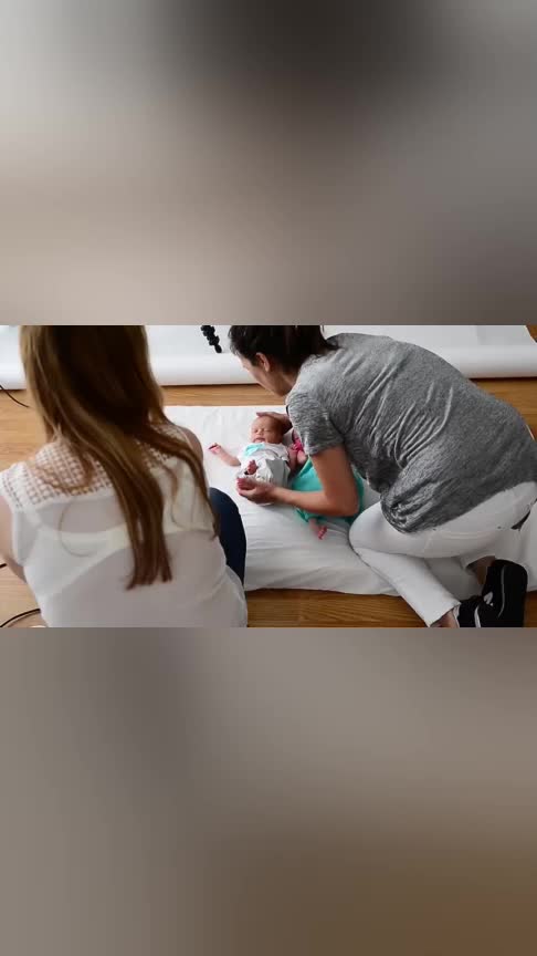 父母带着新生龙凤胎拍艺术照,这摆拍也太可爱了,画面简直萌到爆_手机