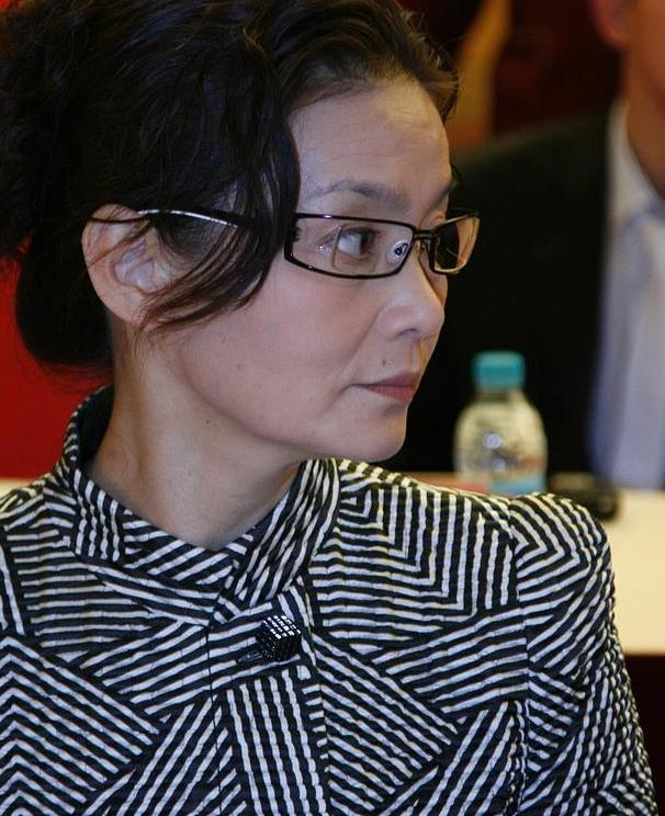 快70岁的潘虹状态太真实,素颜上台都显精致,老艺术家气质真难得