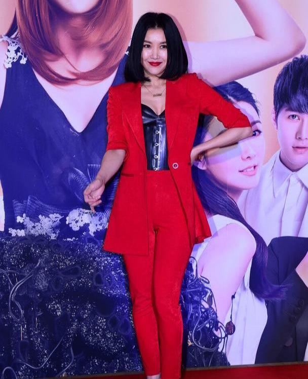 王蓉真自信!发福穿皮质裹身裙显胖,小码高跟鞋将脚趾戳外看着疼