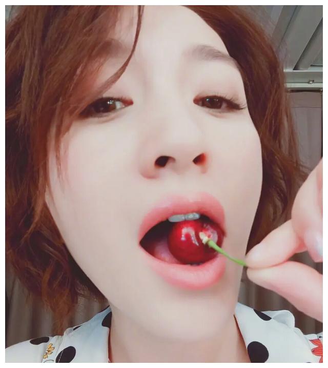 她38岁嫁给男闺蜜,44岁的她活成20岁的样子,老公把她宠成小女孩