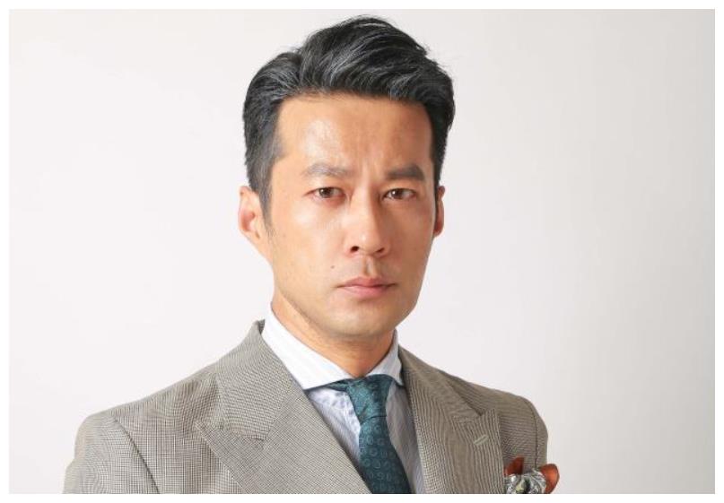 非专业科班出身的他,意外接触到了演戏,从而转型成为演员