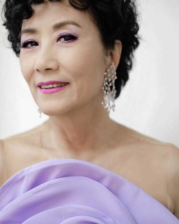 73岁的汪明荃比年轻人还敢穿,一袭抹胸连体裤配卷发,气场开挂