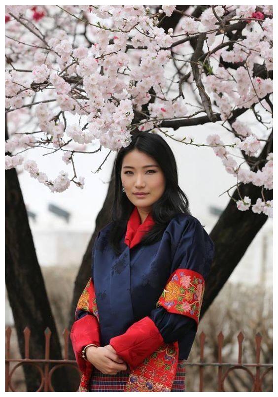 30岁不丹王后并非"冰美人",拒绝与国王同框,私下笑容又甜又纯