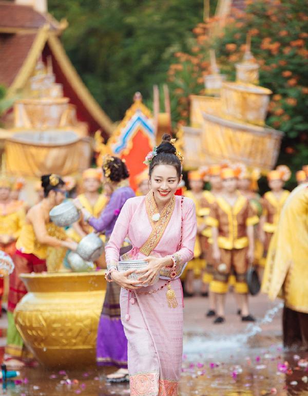 妻子的浪漫旅行穿傣服吉娜穿粉色扎丸子头终于有点少女模样了