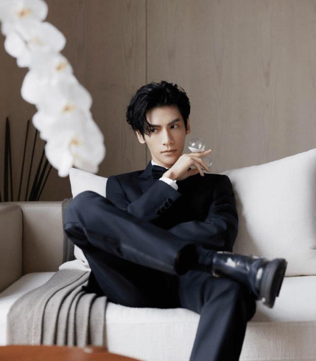 罗云熙颜值界"扛把子",穿黑西装自带霸总气场,看起来好昂贵