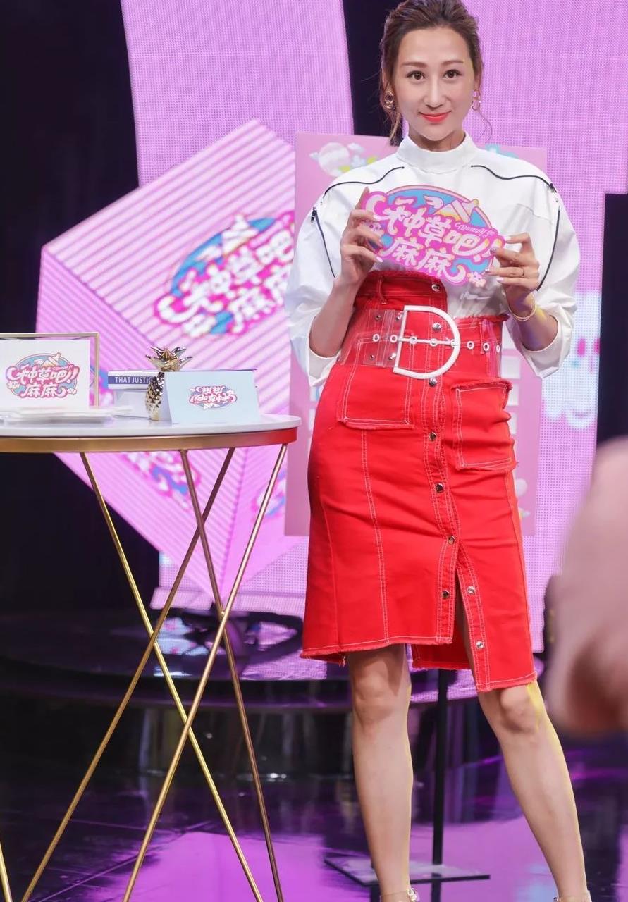 被蒋丽莎气质"惊艳",穿红色短款上衣搭配短款半身裙,高挑纤瘦__财经