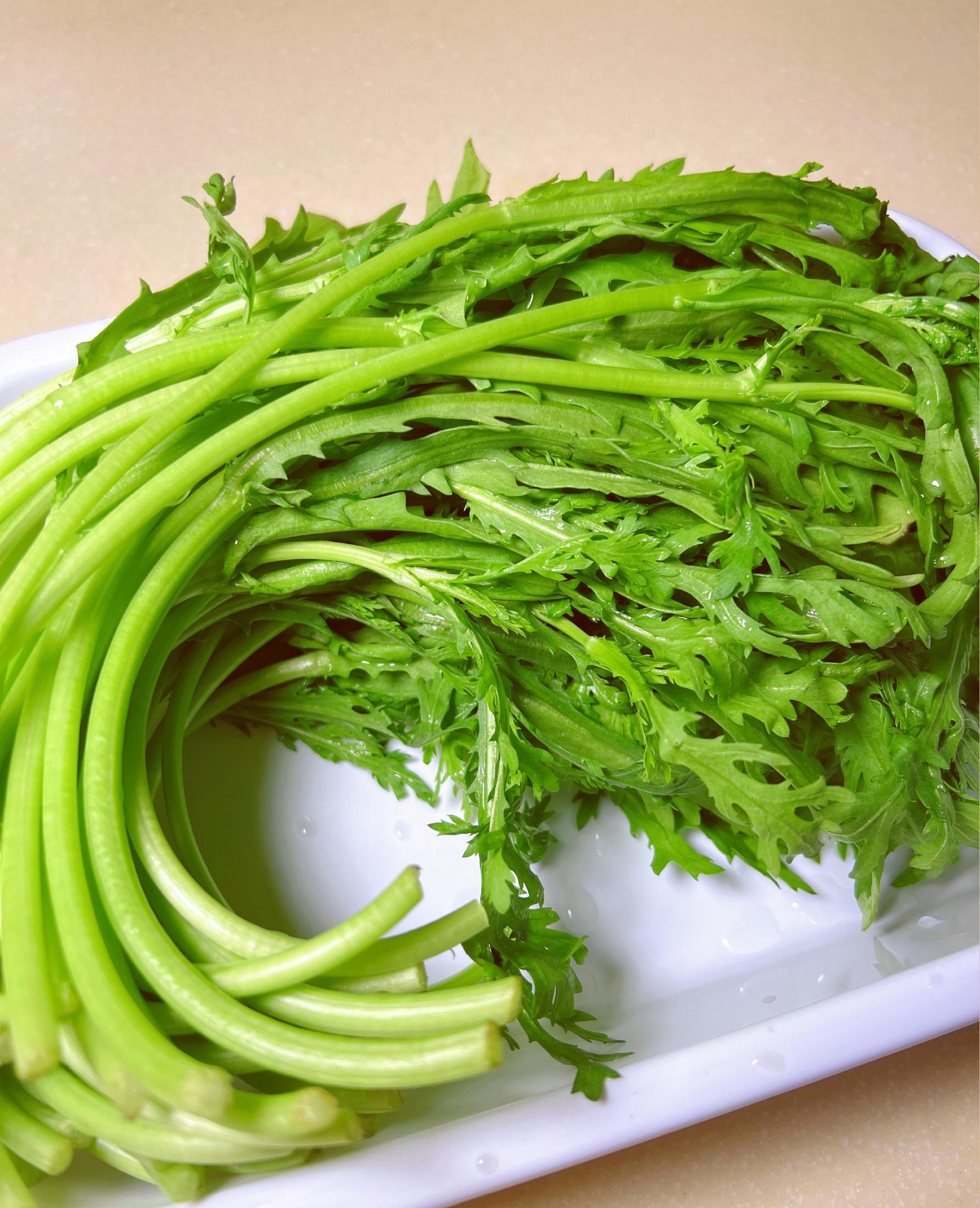 巨美味的茼蒿丸子,这样做焦香酥脆,一口一个超过瘾__财经头条