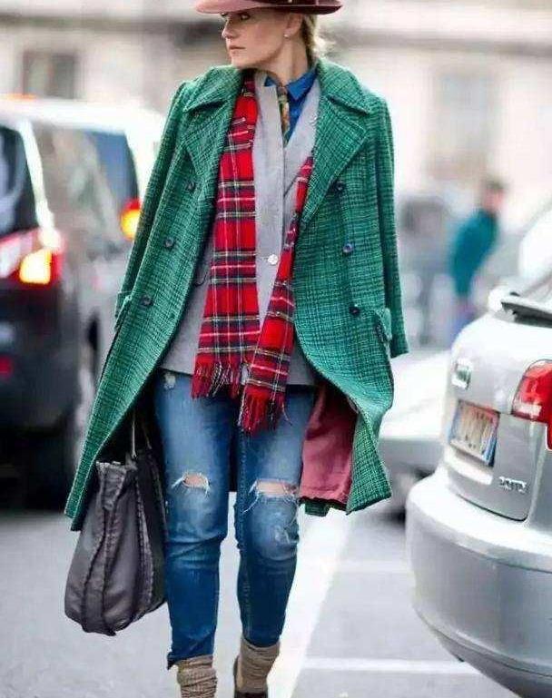 红绿撞色搭配裙装红绿撞色在搭配上,是非常的多元化的,并不是说需要大