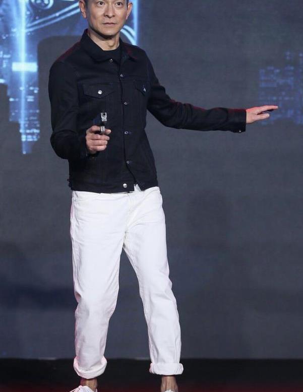 59岁刘德华状态很好,活力又帅气,背头造型展露"天王般"气场