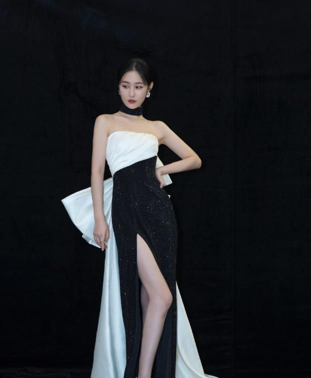 清纯美女梁田也走性感风拼色抹胸裙优雅妩媚漫画腿撩人