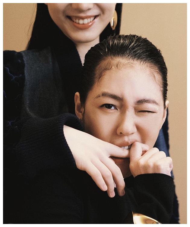小s携大女儿合体拍杂志,许曦文浓妆出镜,母女俩上演"捧脸杀"