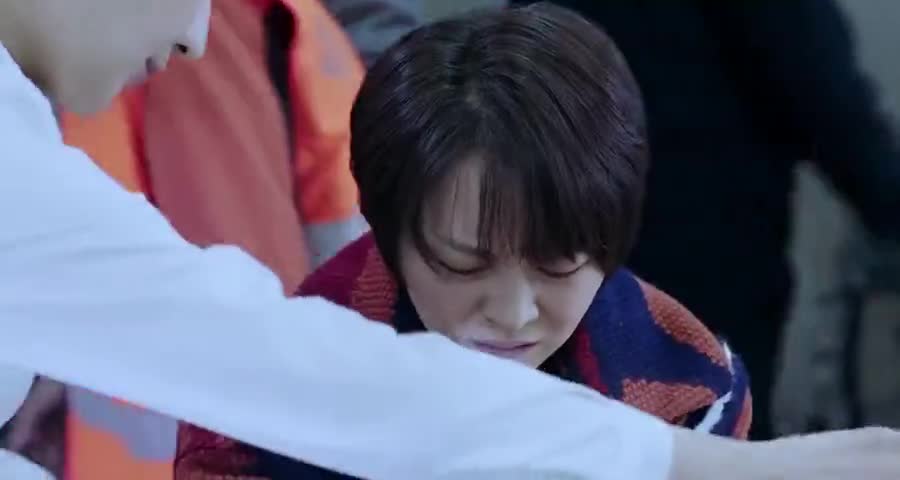 美女患者肚子疼的很严重,谁知主任一看ct,现场怒吼:谁干的