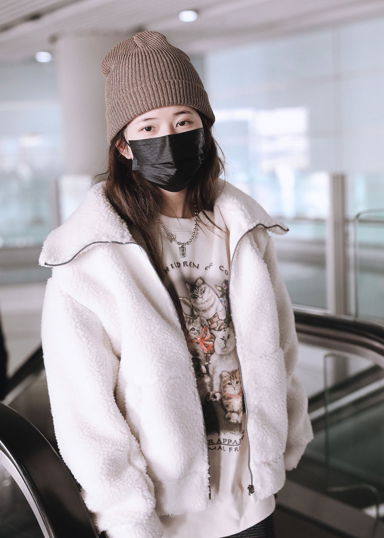 赵露思毛绒刺绣外套搭配印花毛衣,童趣可爱少女感十足__财经头条