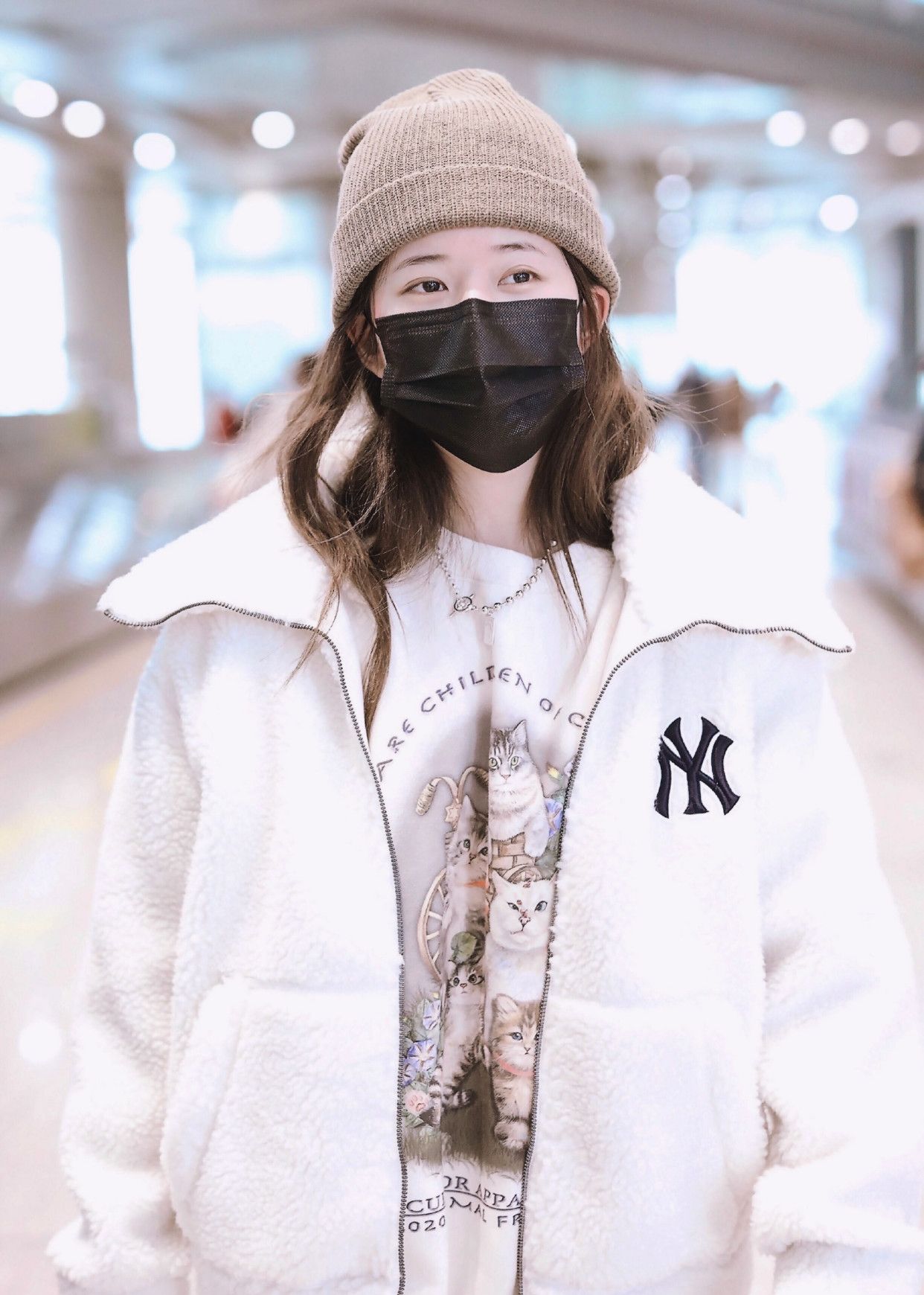 赵露思毛绒刺绣外套搭配印花毛衣,童趣可爱少女感十足__财经头条