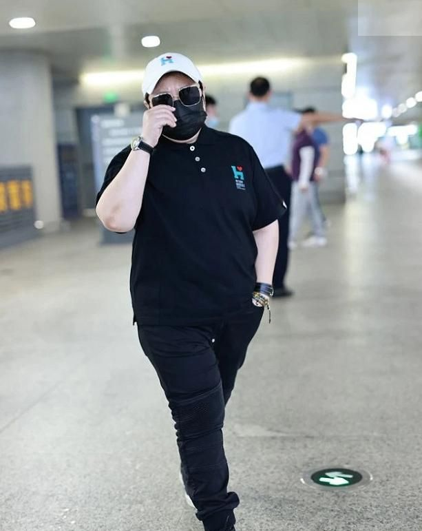 49岁韩红瘦出尖下巴穿西服配平底皮鞋气场强大却暴露身高短板