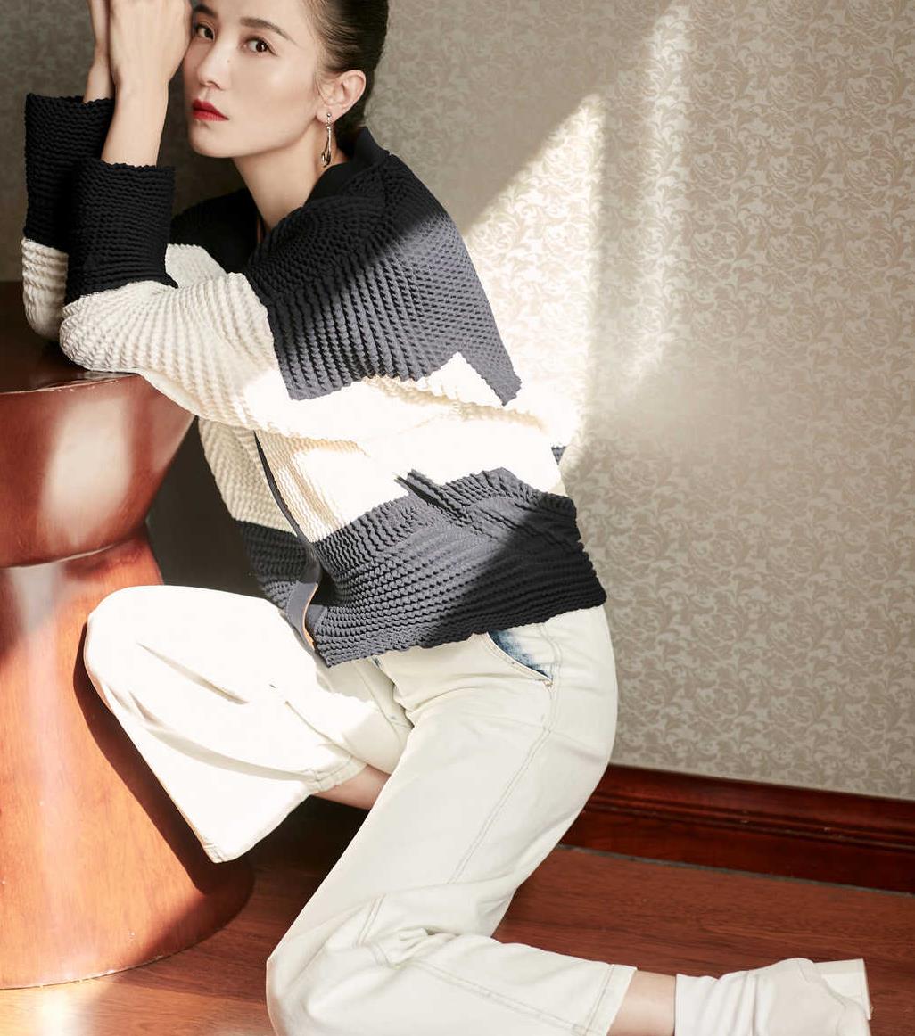 宋佳冬季穿搭真品位,身穿一件呢子材质的大衣搭配马丁靴,超好看