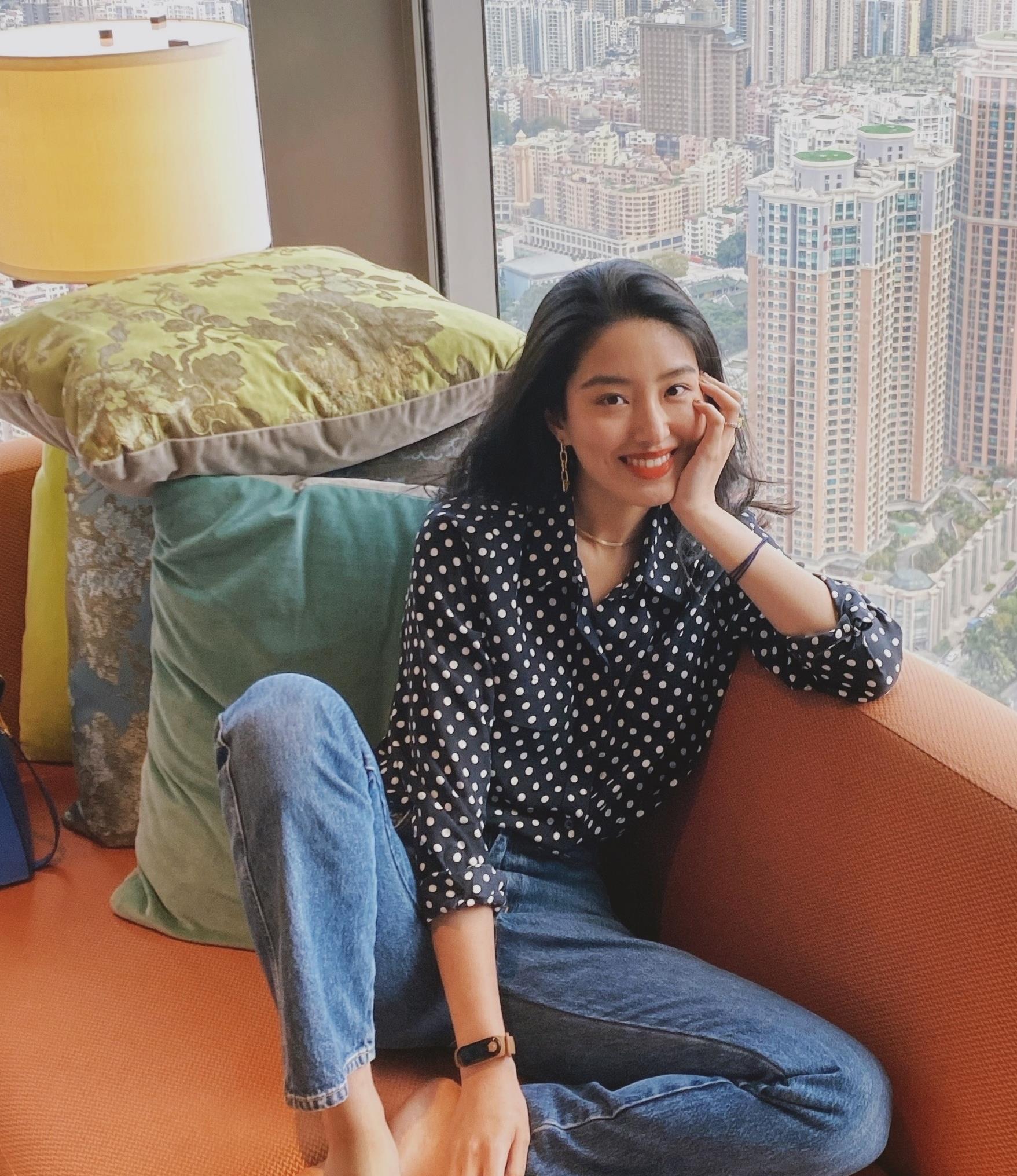 杨采钰的"法式风"穿搭术,值得年轻女孩借鉴|杨采钰|牛仔裤|女孩_新浪