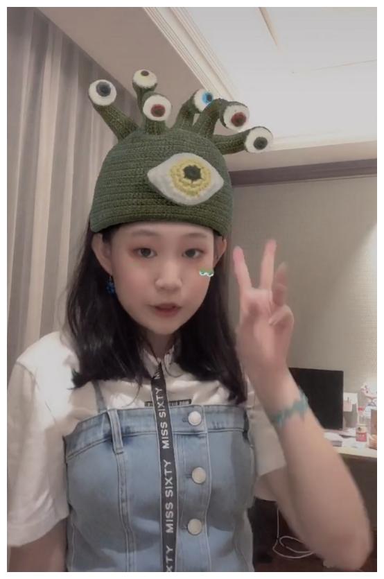 小沈阳的女儿甩掉"丑女"标签,长发飘飘对镜头比心,充满自信美|沈佳润