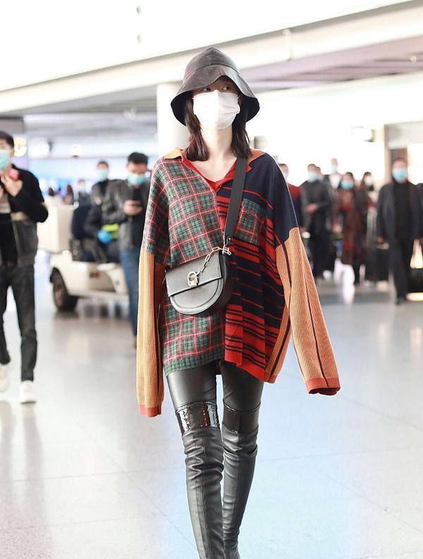 乔欣时尚感上来了彩色针织衫配皮裤高筒靴造型一般人驾驭不来