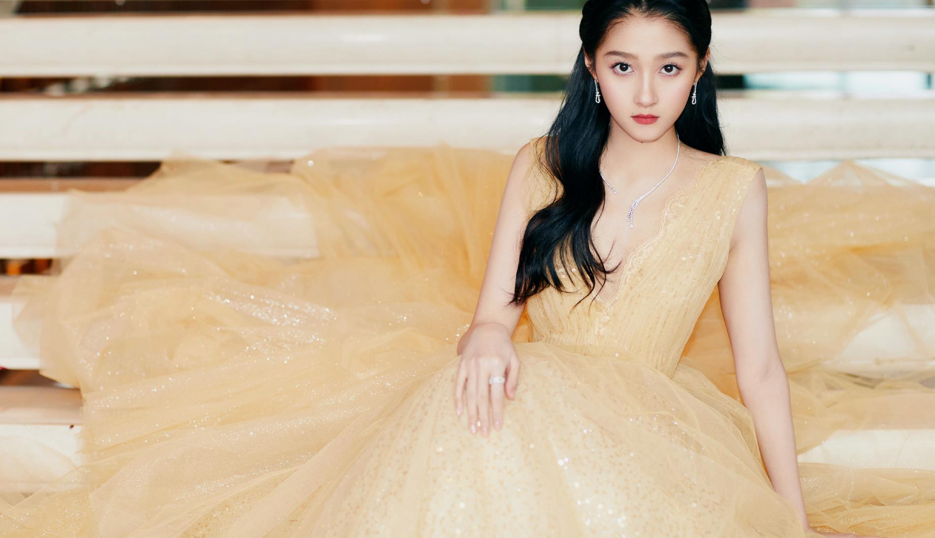 关晓彤穿衣真出彩,穿黄色连衣纱裙,尽显好身材,一般人挑战不了|关晓彤