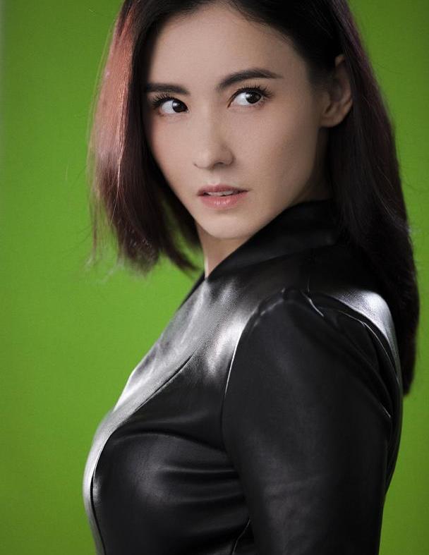 张柏芝穿上皮衣玩制服cos,虽然看着有气质,但就是个子有点矮