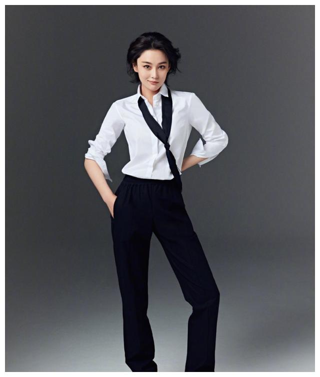 张馨予白衬衫大片来了!背头造型一如既往帅气,你喜欢她吗