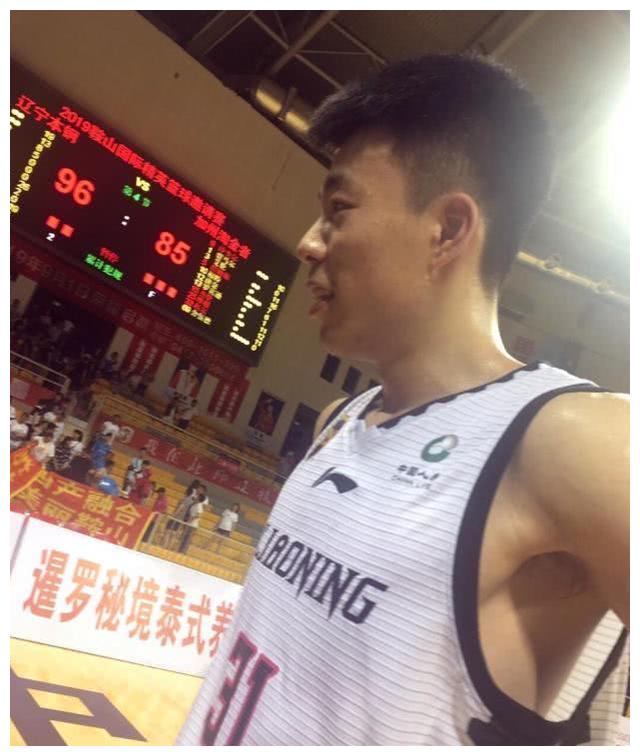 正文     在辽宁男篮的队史上,后卫线是最鼎盛的,从第一代帅哥张学雷